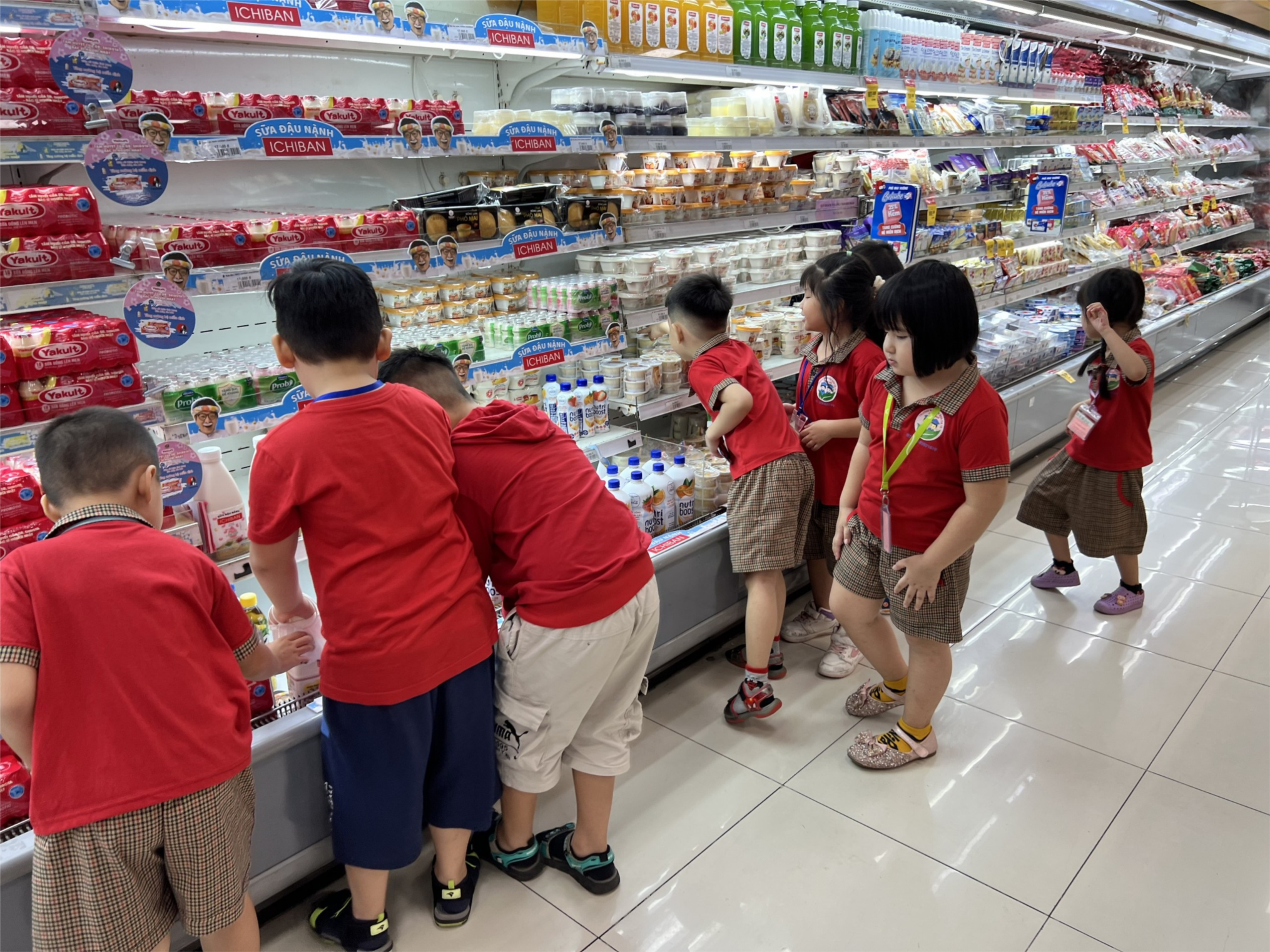Bé tham quan khu thực phẩm đông lạnh.jpg